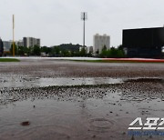 [포토] 장마비에 물 웅덩이 생긴 챔피언스필드