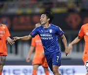 ‘고승범 결승골’ 수원, 드디어 최하위 탈출…‘멸망전’서 강원에 2-1 승 [GOAL 현장리뷰]