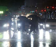 수도권 중심 밤새 큰 비…중대본 2단계 격상·위기경보 '심각' [종합]