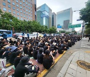 교권 회복위해 거리로 나온 수천명 교사들...“서이초 진상 규명하라”