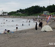 제주 이호해수욕장 피서객 북적