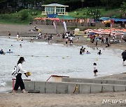 피서객 북적이는 제주 이호해수욕장