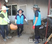 [르포] “힘내세요”…경북농협·예천농협, 주말 잊은  복구 ‘구슬땀’