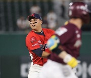 모두가 구드럼 원맨쇼에 주목할 때…'1루수 한동희' 재발견, 내야 카드가 늘었다 