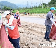 폭우 피해 복구 봉사 나선 이철우 지사와 권영진 전 대구시장