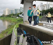 빗물 토출구 살펴보는 한창섭 차관