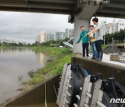 빗물 토출구 살펴보는 한창섭 차관