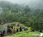 인도 서부 산사태 생존자 수색 중단…27명 사망·실종자 50명 이상(상보)