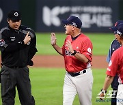 [포토] 서튼 감독 '볼 판정 어필하다 퇴장 명령'