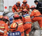 中헤이룽장 중학 체육관 천장 붕괴‥"고립 10여명 중 8명 구조"