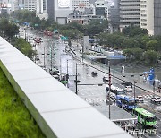 한산한 모습 보이는 도심