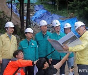 한덕수 총리, 우면산 찾아 산사태 대비 현장점검[뉴시스Pic]