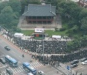 아이 모닝콜 요구하고 욕설 · 폭행…'교권침해' 사례 쏟아져