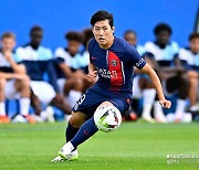 PSG 이적 후 위상 달라진 이강인, 일본 도착 후 사인 공세