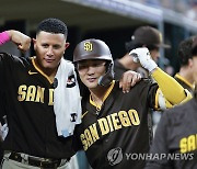 MLB 한 시즌 최다 홈런 기록하고 기뻐하는 김하성