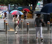 우산 쓰고 발걸음 옮기는 시민들