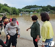 영광서 침수로 고립된 주민 구조하는 소방당국