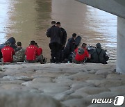 해병 구명조끼 없이 '빨간티 인간띠' 선명…"사단장 지시"vs "매뉴얼 미비"