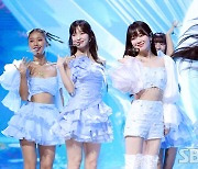 [E포토] 오마이걸, '청량한 여름 바람 부는 무대'