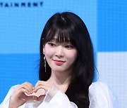 [포토]하트 만들어 보이는 오마이걸 승희