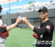 [포토] 명승부 펼친 장현석과 황준서, 경기 후엔 진심 담아 축하