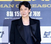 [포토] 김남길, '시선 잡는 직각 어깨'