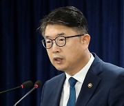 '수업 방해 땐 휴대폰 압수' 교사 생활지도권 상세 지침 내달 나온다