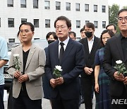 초등교사 교육청분향소 헌화하는 조희연 교육감-교직3단체장