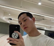 몬스타엑스 주헌, 오늘 입대…까까머리 공개