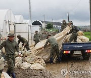 수해 복구작업 하는 군인들