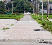 불어난 빗물에 잠긴 함평 제방