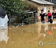 고립된 주민 구조하는 전남 소방