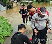 고립된 주민 구조하는 전남 소방