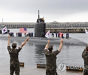 아나폴리스함 환영하는 해군 장병들