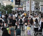 다가온 여름 휴가철…붐비는 인천공항 출국장