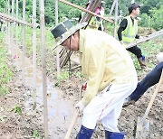 수해복구 봉사활동 나선 홍준표 대구시장