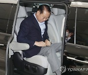 차량 탑승하는 권영세 장관