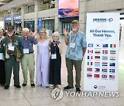 기념사진 찍는 참전용사들