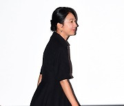 [TEN포토] 김희애 '우아한 벌걸음'