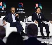 취재진 질문에 답변하는 네옴 CEO