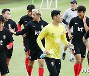 훈련 즐기는 AG 축구대표팀