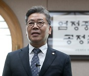 질문에 답하는 김용빈