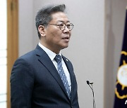 취재진 질문에 답하는 김용빈