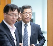 임명장 수여식 참석하는 김용빈 신임 사무총장