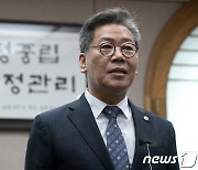 질문에 답하는 김용빈