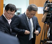 김용빈 사무총장, 임명식 앞서 옷매무새 정리