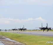 이륙 위해 활주로 달리는 F-15K와 라팔 전투기