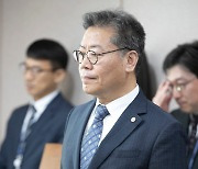 임명장 든 김용빈 사무총장