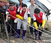 여야, 익산·부여 찾아 수해복구 지원…추경 입장차 재확인