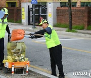 빗자루 든 조남현 원주시설공단 이사장…가로청소 현장 체험